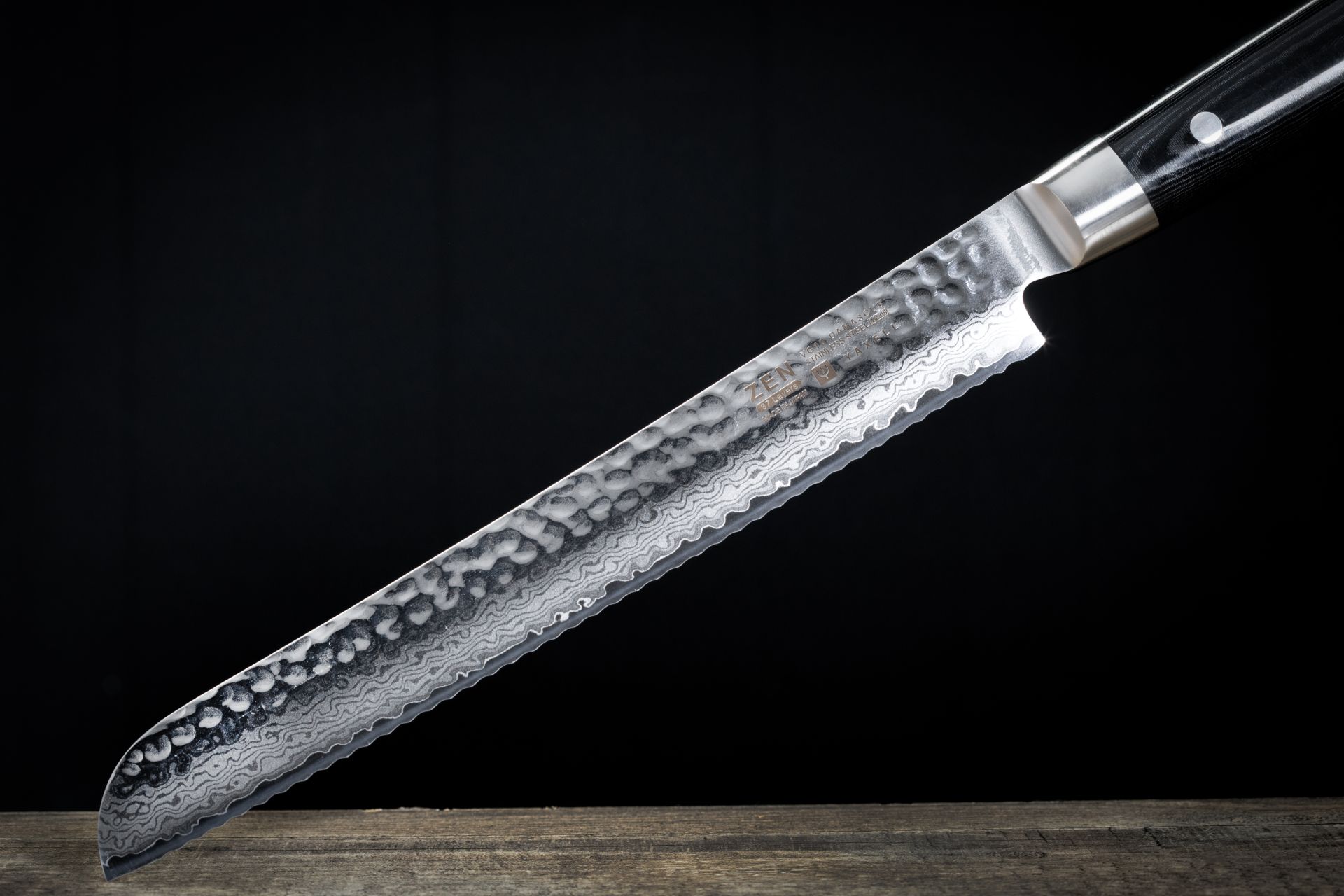 Yaxell Zen Brotmesser mit Wellenschliff 23 cm HP-Y-35508 mit Hammerschlag Profi Kochmesser – Bild 4